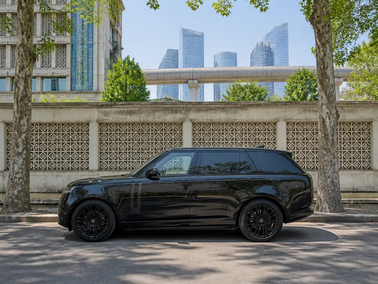 Land Rover Range Rover — сбоку