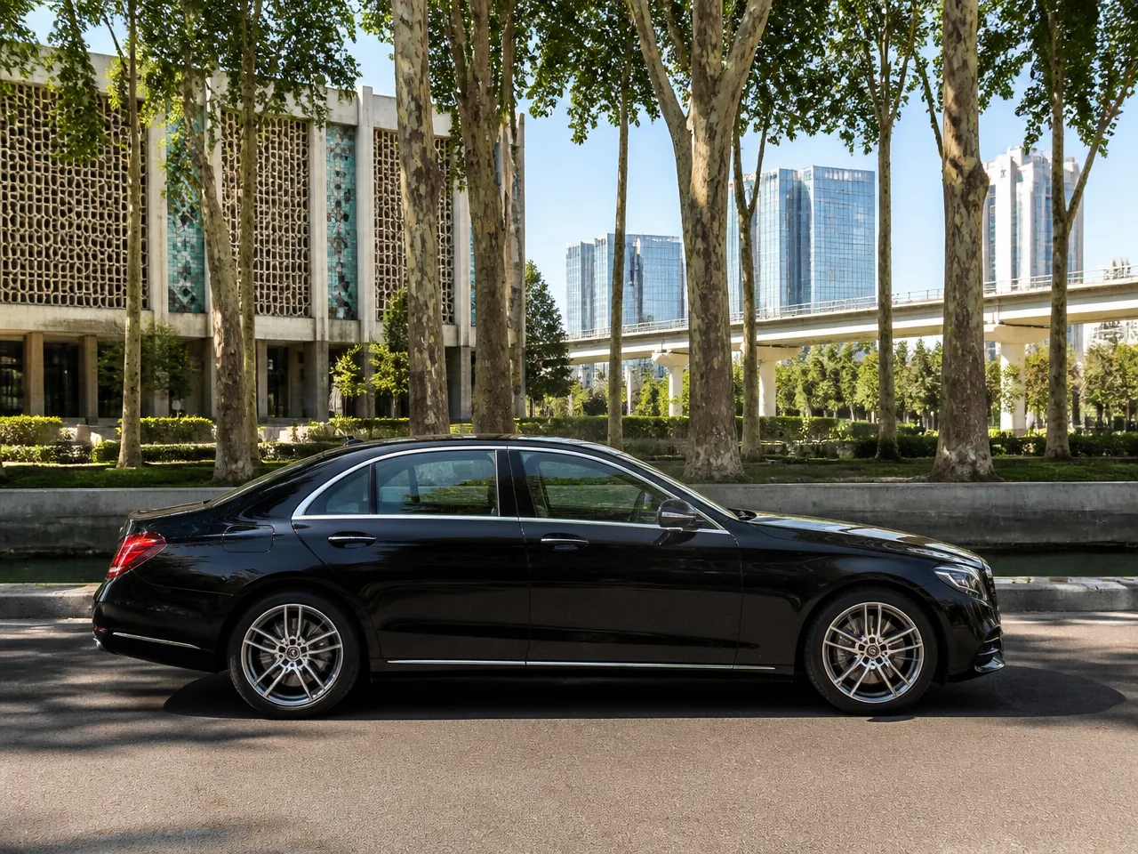 Mercedes-Benz E-Class — сбоку