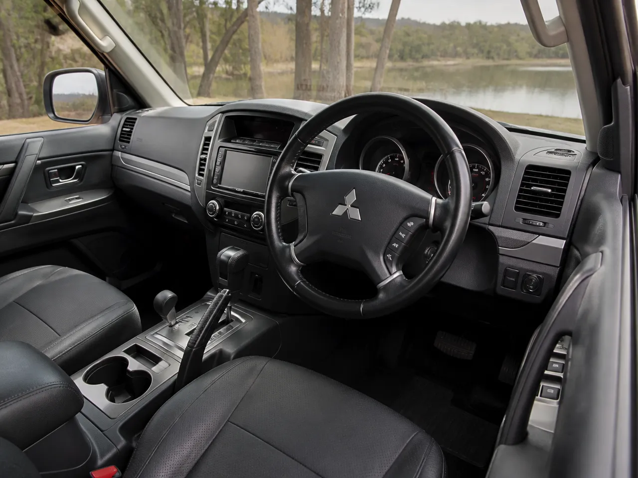 Mitsubishi Pajero — салон