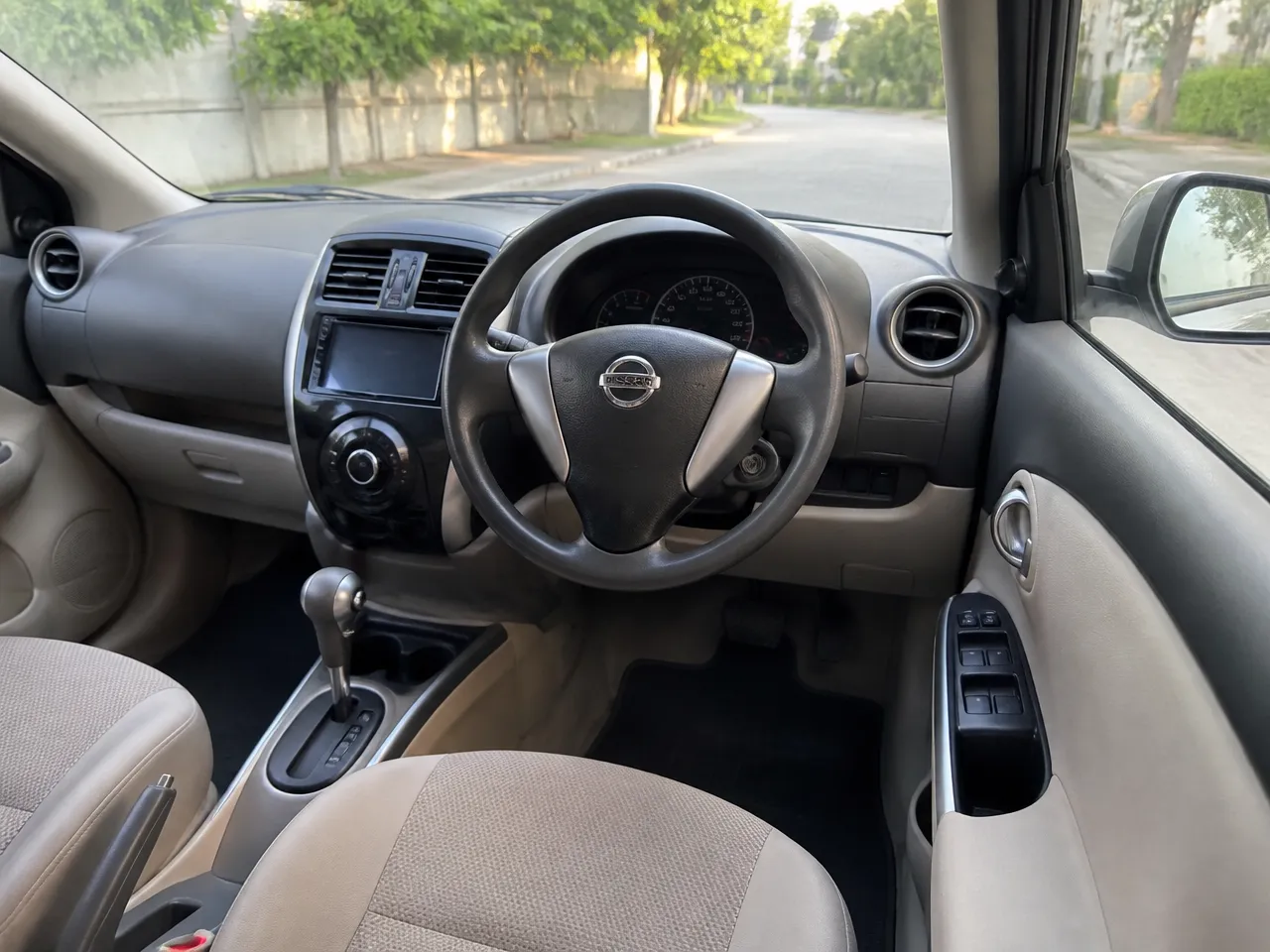 Nissan Sunny — салон