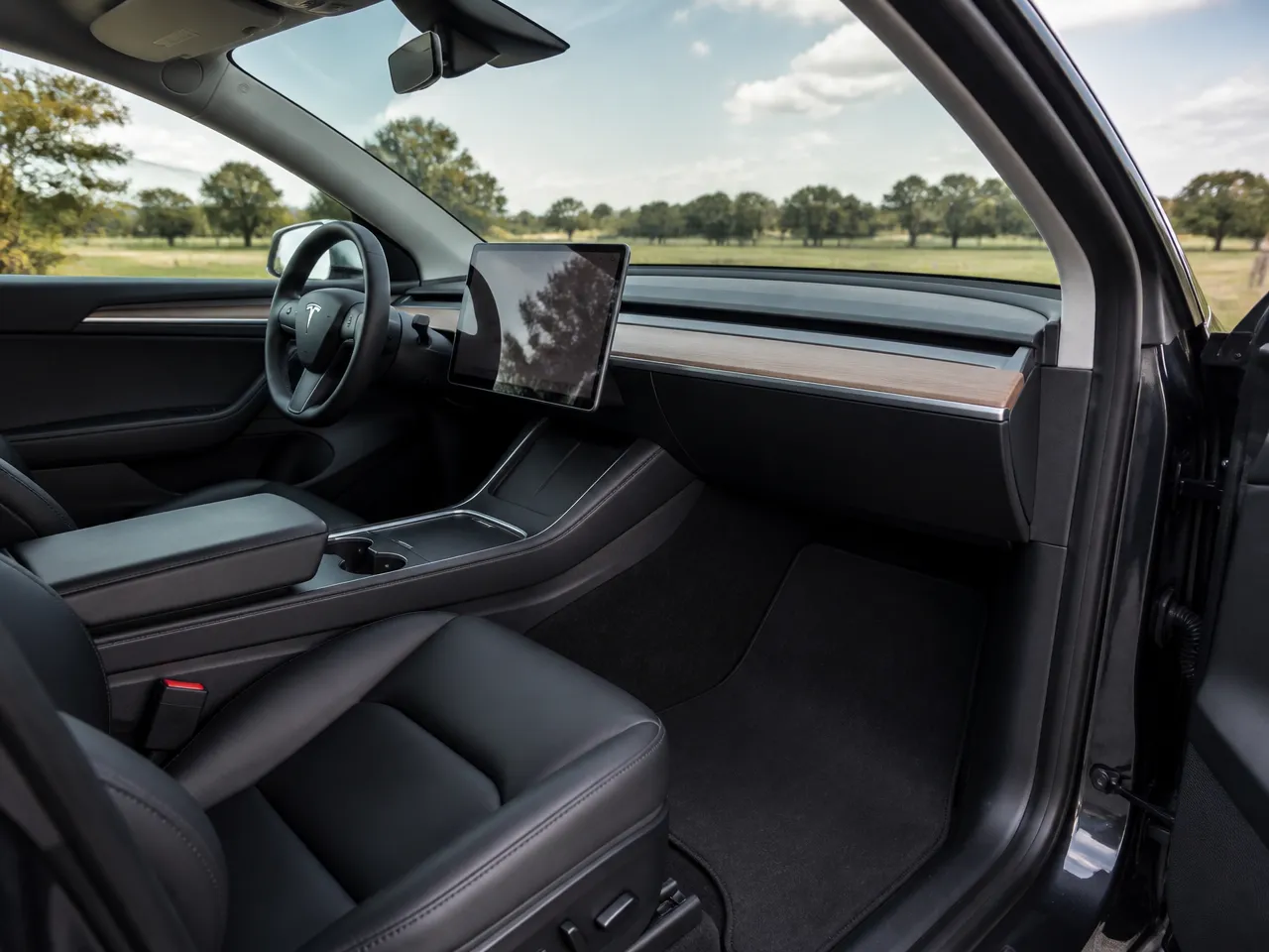 Tesla Model Y — салон