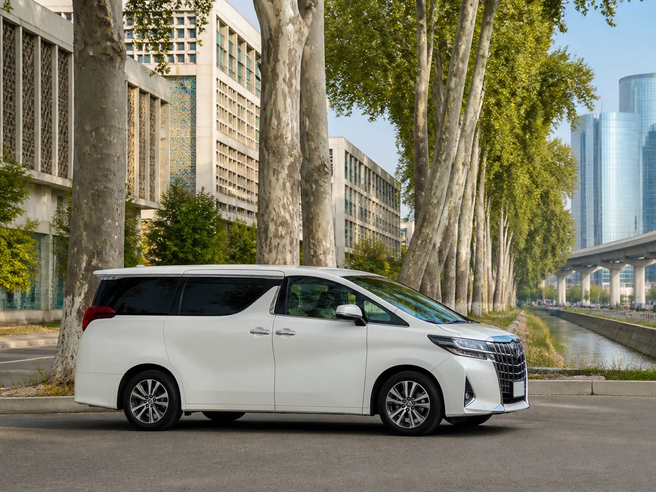 Toyota Alphard — сбоку