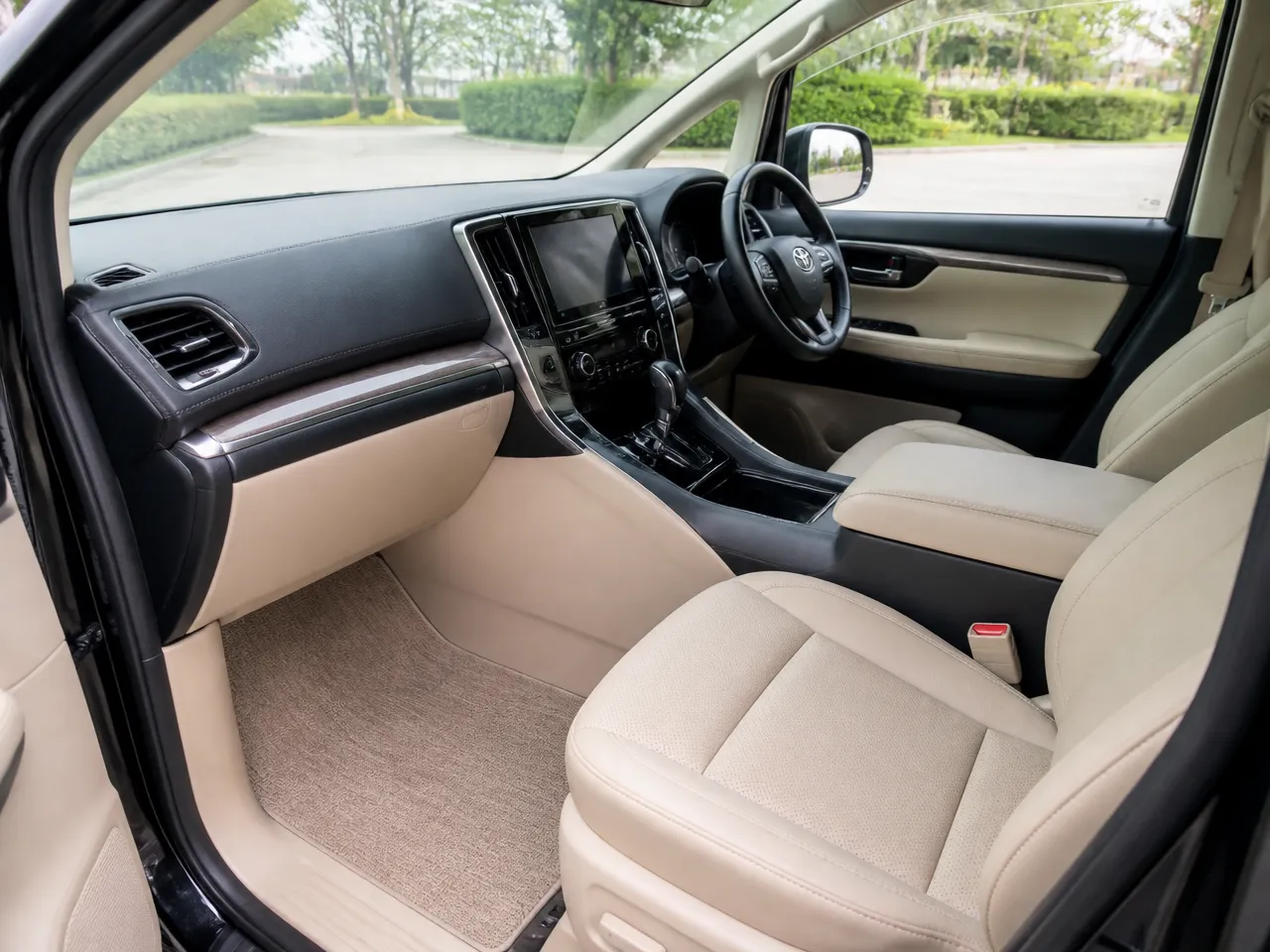 Toyota Alphard — салон