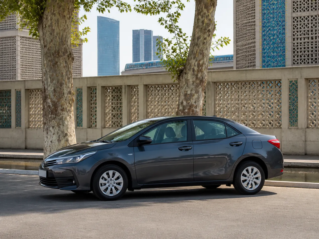 Toyota Corolla — сбоку