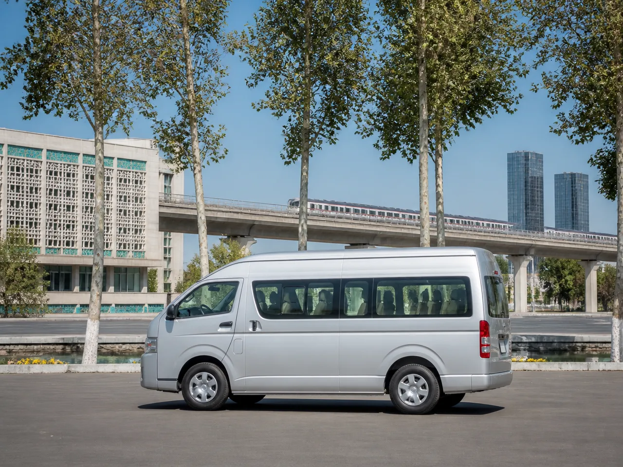 Toyota HiAce — сбоку