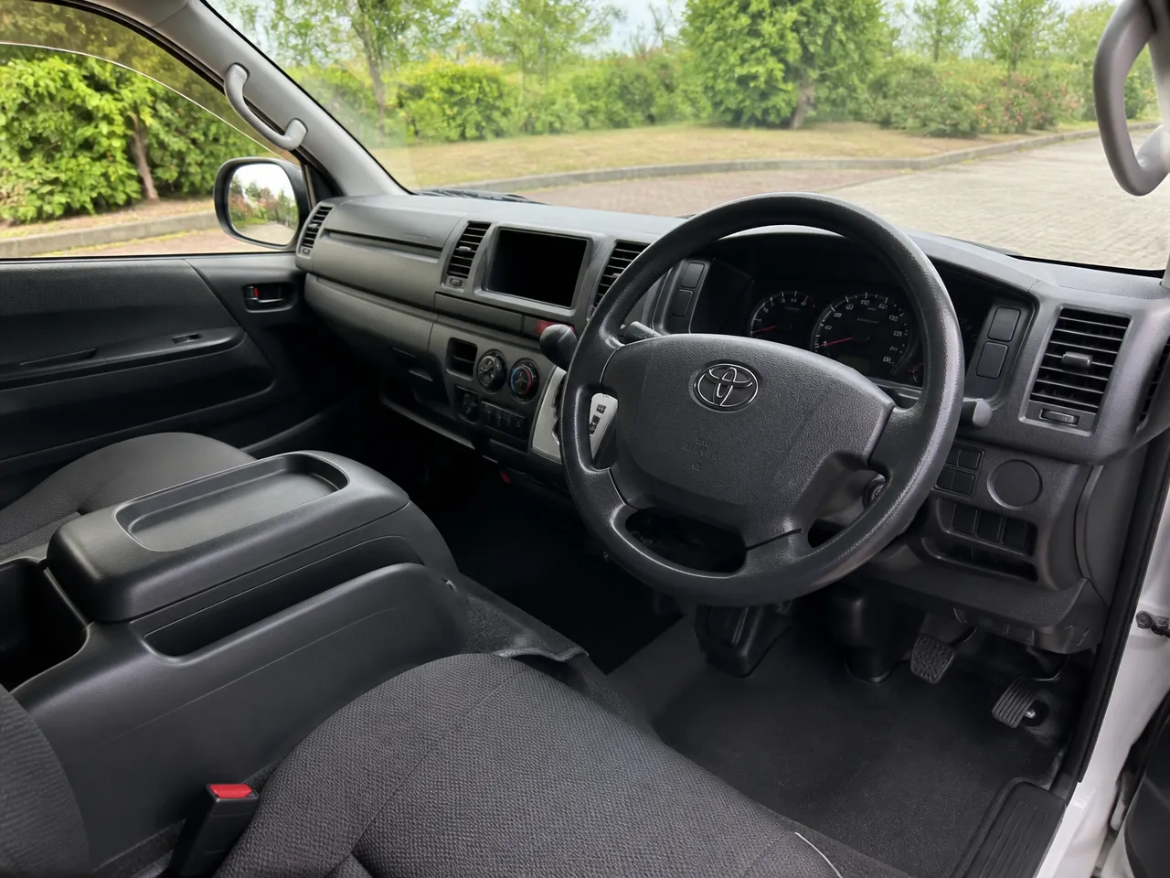 Toyota HiAce — салон