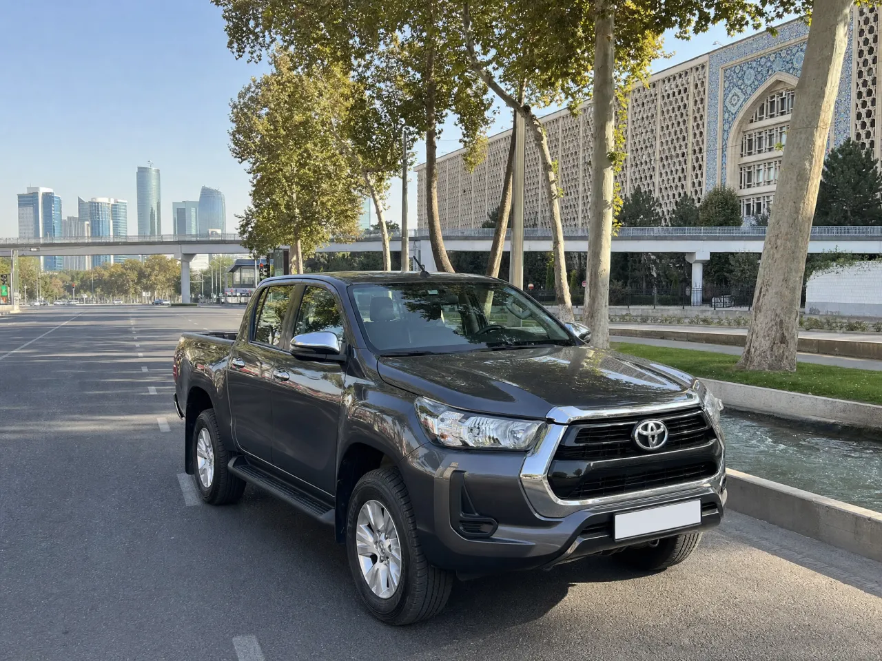 Toyota Hilux — спереди