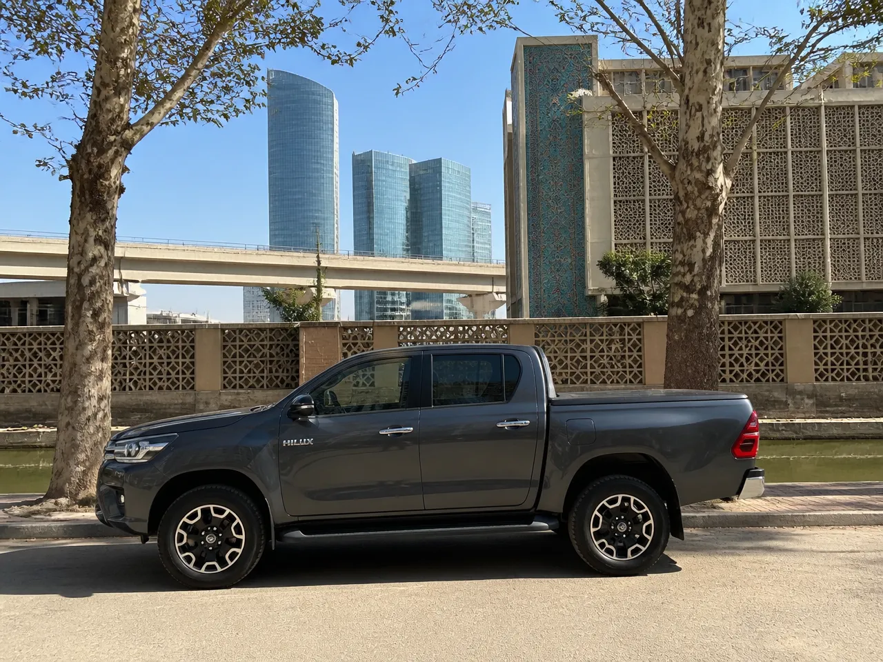 Toyota Hilux — сбоку