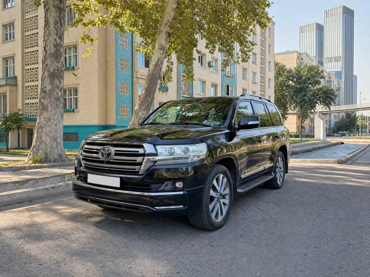 Toyota Land Cruiser 200 — спереди