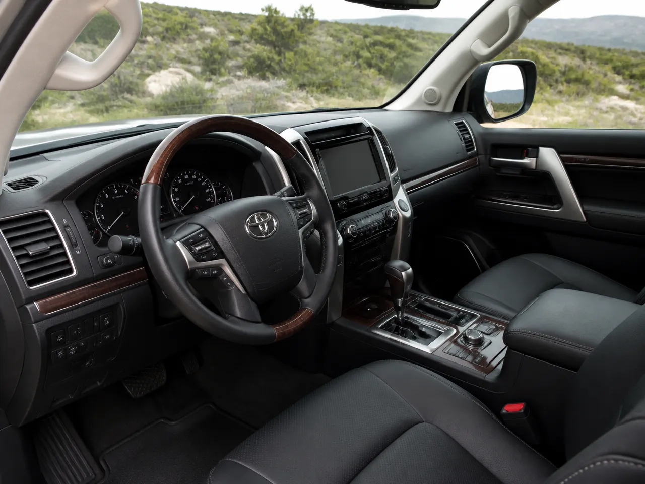Toyota Land Cruiser 200 — салон