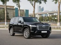 Toyota Land Cruiser 300 2022 — спереди