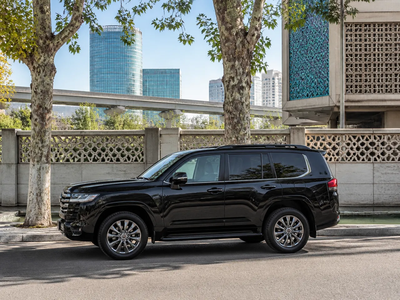 Toyota Land Cruiser 300 — сбоку