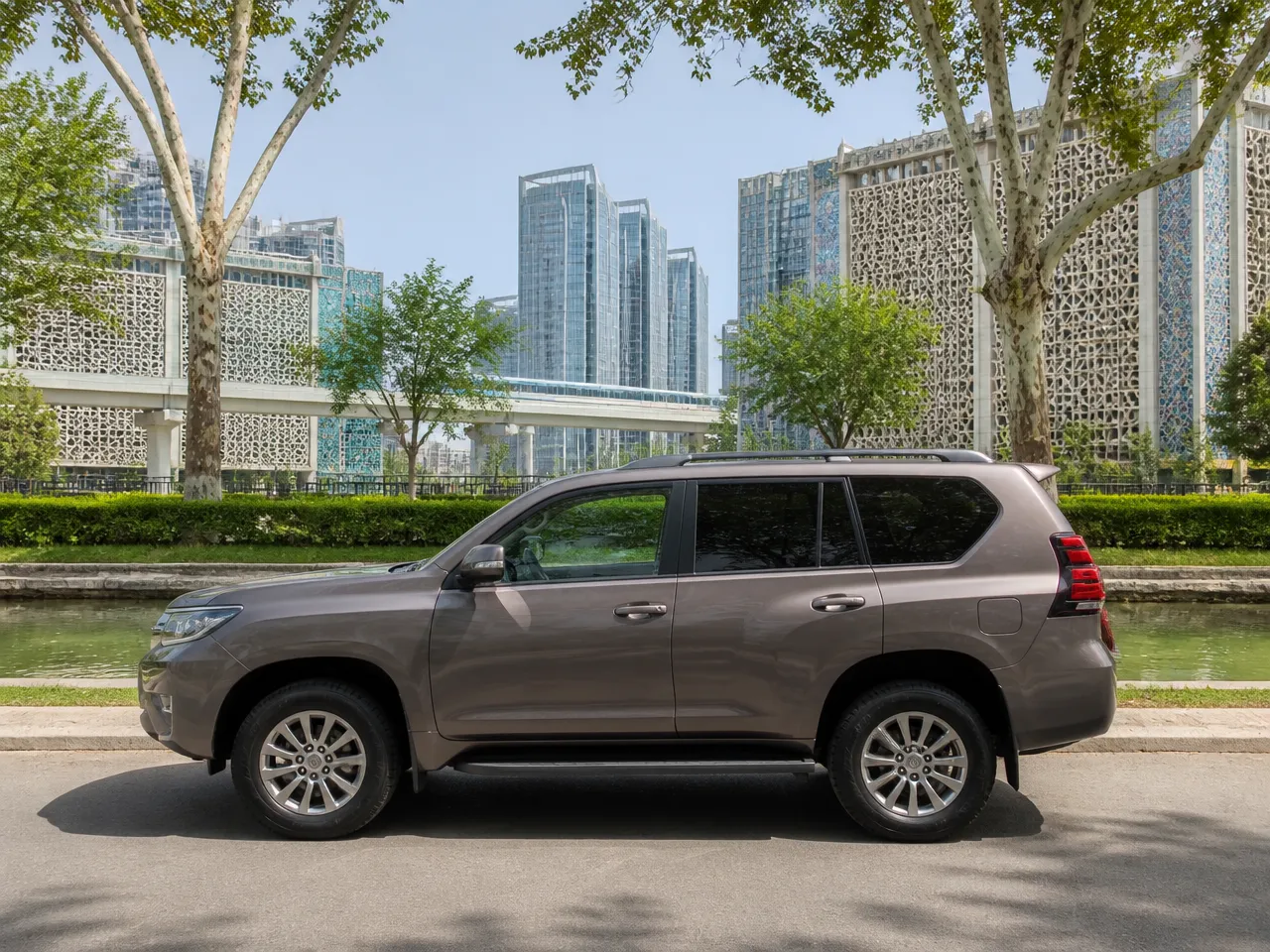 Toyota Land Cruiser Prado — сбоку