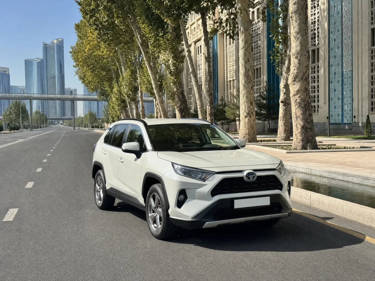 Toyota RAV4 — спереди