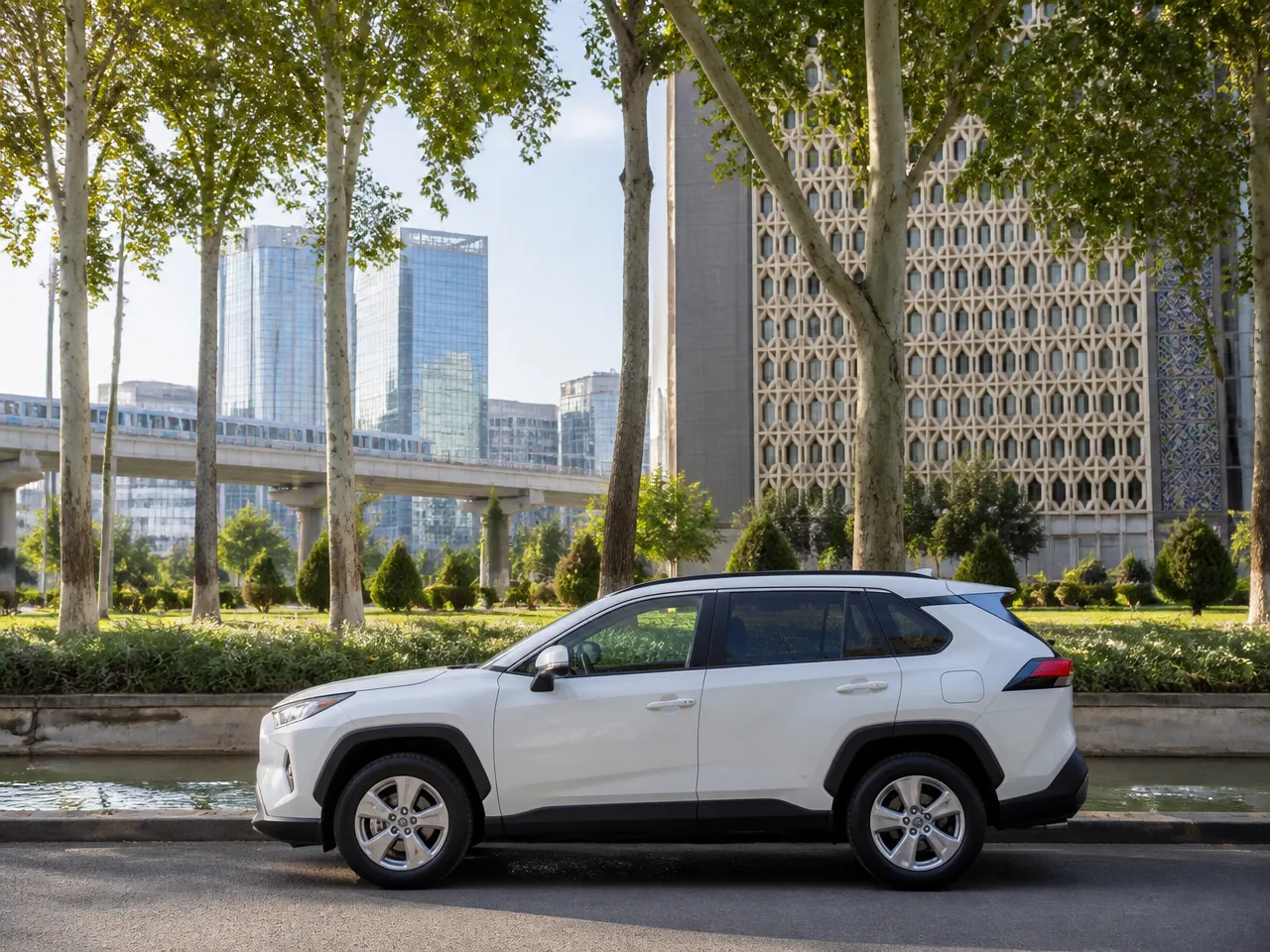 Toyota RAV4 — сбоку