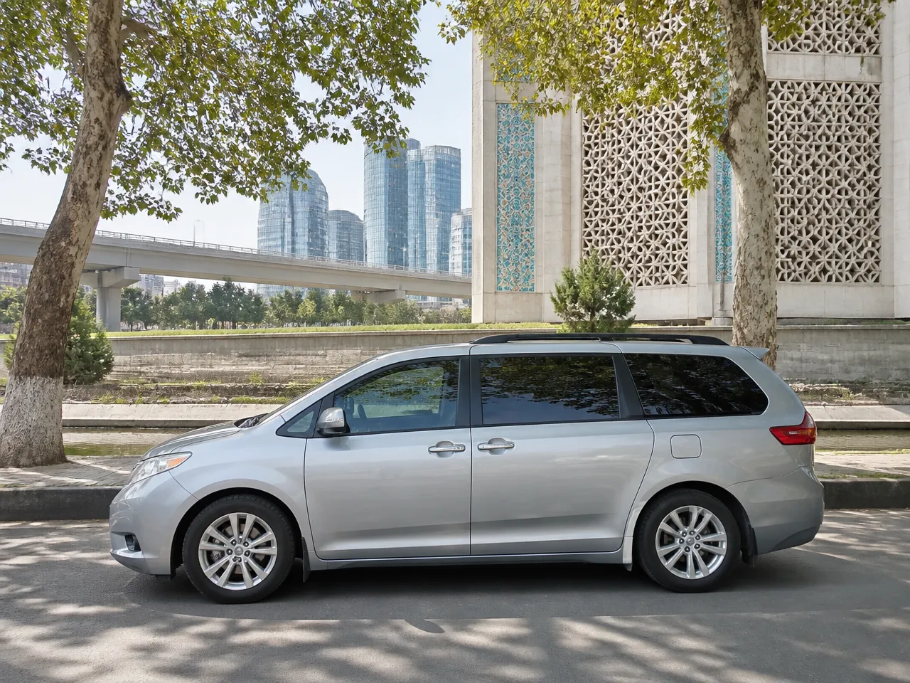 Toyota Sienna — сбоку