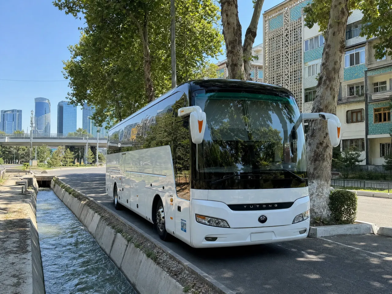 Yutong Tourist Bus — спереди