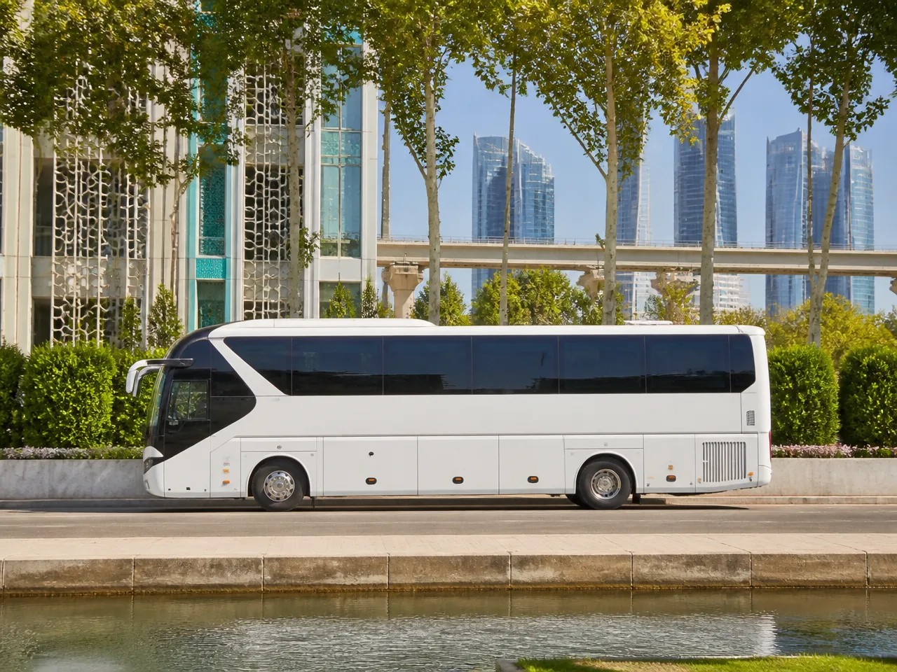 Yutong Tourist Bus — сбоку